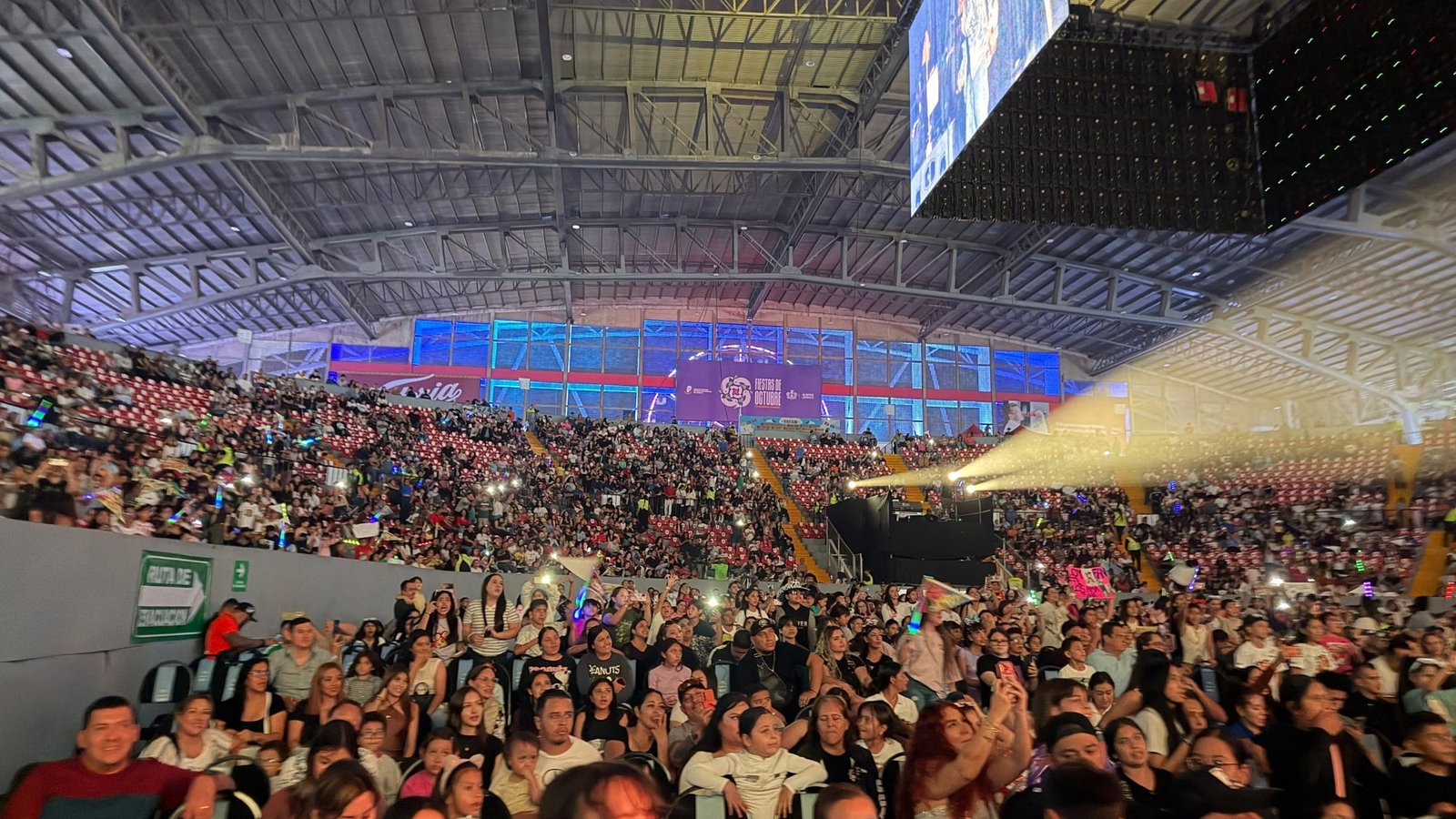 Las gradas y la zona de sillas del Auditorio Jalisco llenas de familias durante el concierto de Picus