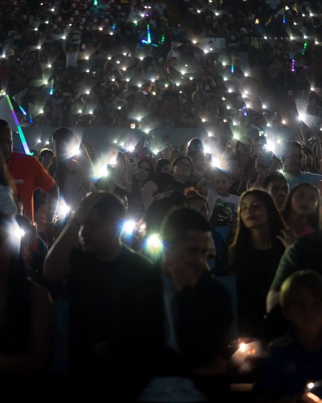 Las gradas a oscuras con cientos de luces de celulares encendidas