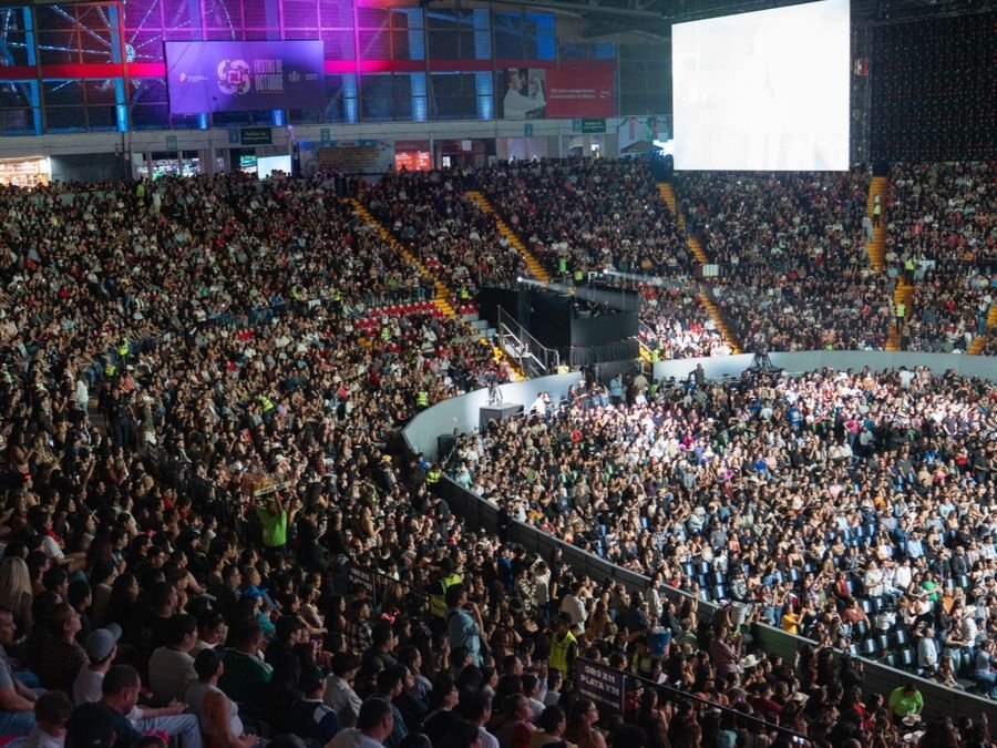 Vista panorámica del Auditorio Jalisco: pista y gradas llenas de público bajo la pantalla gigante