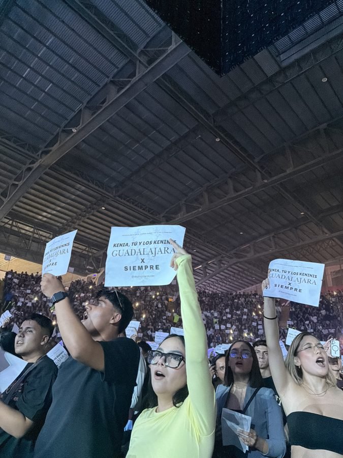 Fans en las gradas levantan hojas impresas con el mensaje Kenia, tú y los Keninis, Guadalajara x siempre