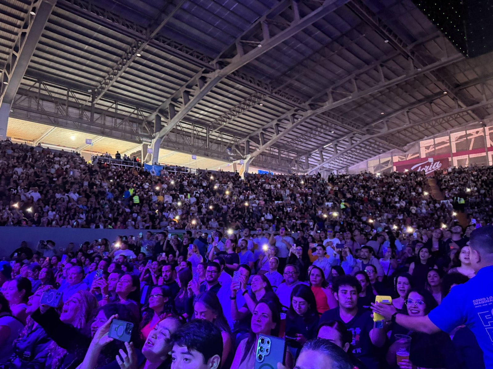 Las gradas del Foro Principal del Auditorio Jalisco llenas y encendidas con luces de celular durante el concierto de María José