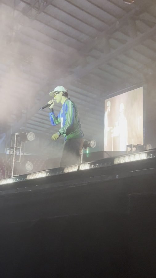 Caloncho en el escenario con la pantalla lateral mostrando su imagen