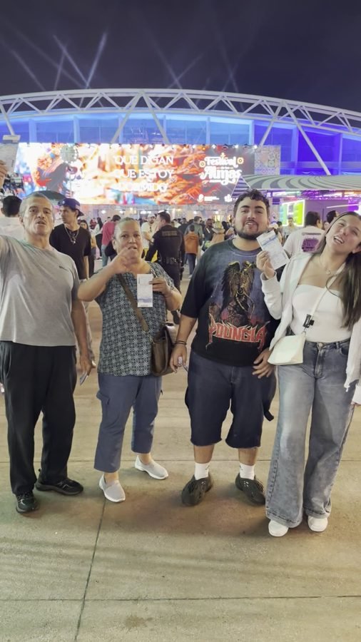 Una familia de cuatro personas muestra sus boletos afuera del Foro