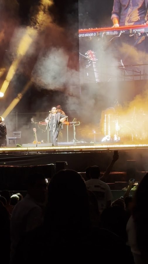 Haces de luz blancos sobre el escenario del Foro Principal durante el show de Beto Cuevas