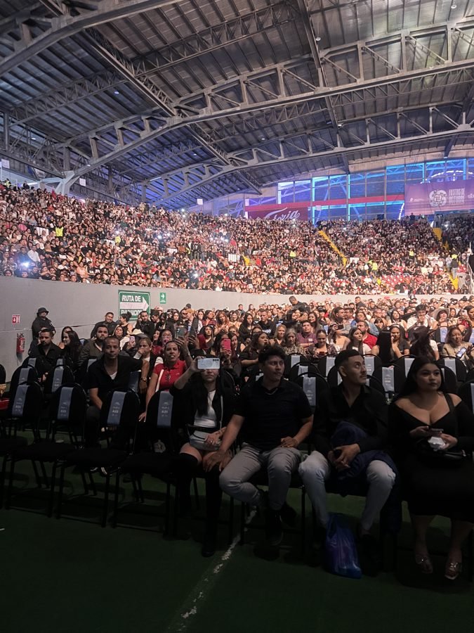 Gradas del Auditorio Jalisco completamente llenas y la pista con el público sentado, vista desde la pista