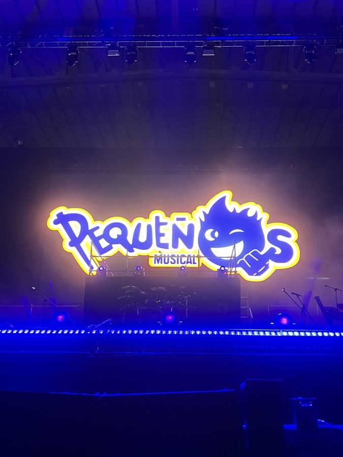 El escenario del Foro Principal iluminado en azul con el logo de la banda