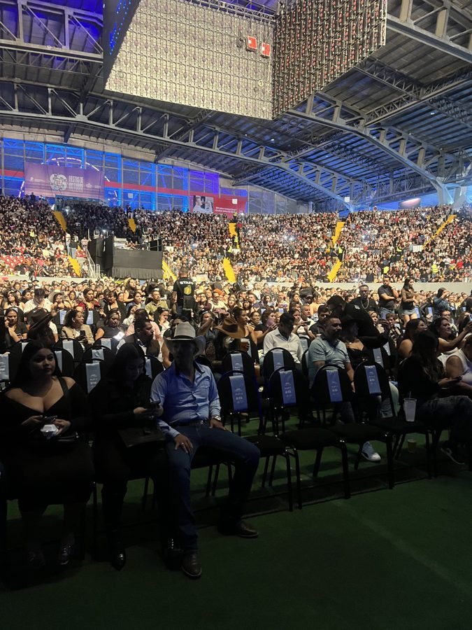 La pista numerada llena y las gradas repletas del Foro Principal, con la lona de las Fiestas de Octubre al fondo