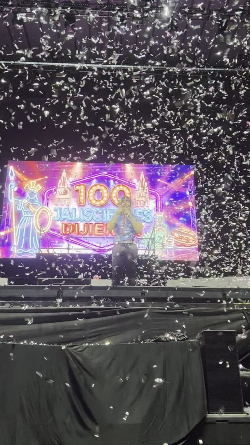 Una nube de confeti plateado cubre el escenario del Foro con la pantalla del show al fondo