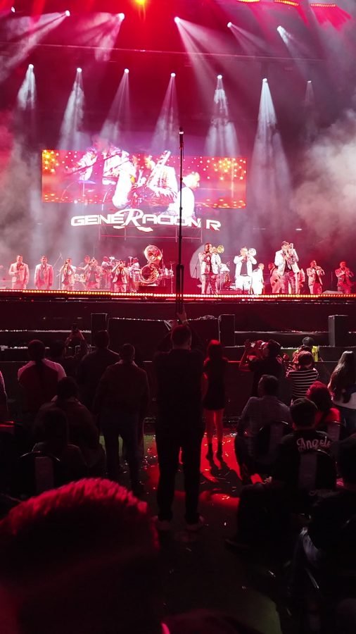 El escenario del Foro iluminado en rojo con Generación R y el público de pie