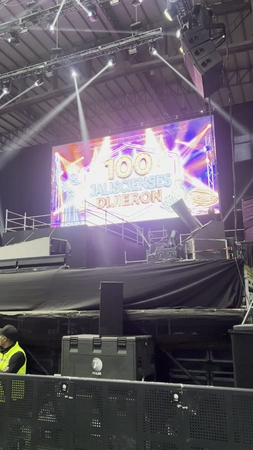 La pantalla gigante de 100 Jaliscienses Dijieron sobre el escenario del Foro Principal, con el techo del Auditorio arriba