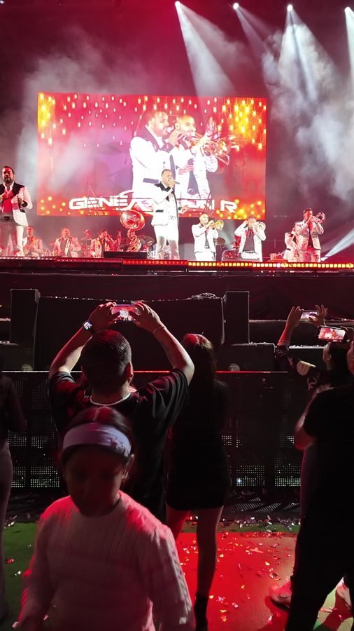 Público en la pista del Foro con los celulares en alto grabando el concierto
