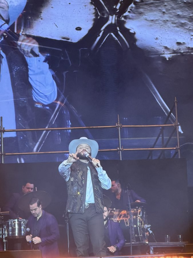 Leonardo Aguilar extiende la mano mientras canta