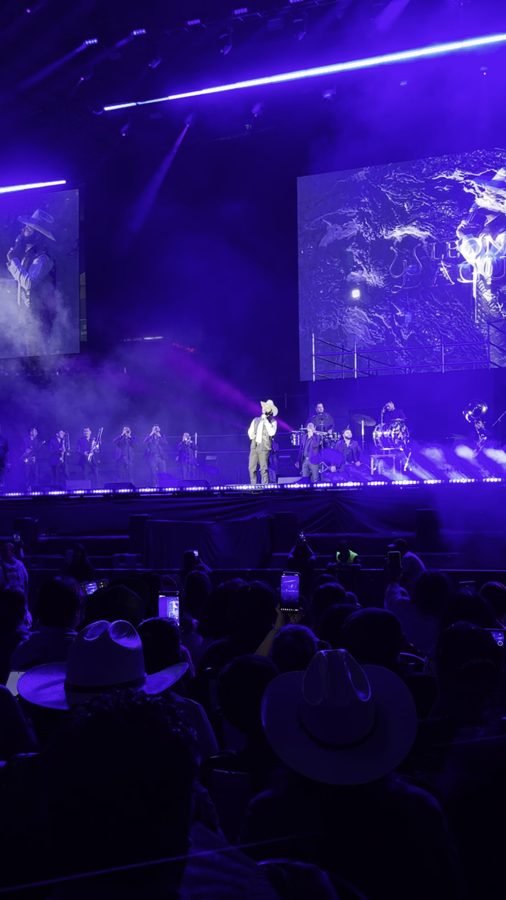 El escenario del Foro en luz morada con Leonardo Aguilar y su banda, y el público en la pista