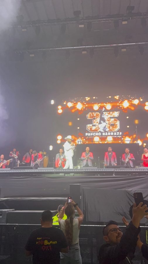 Escenario con la banda completa y la pantalla del 35 aniversario