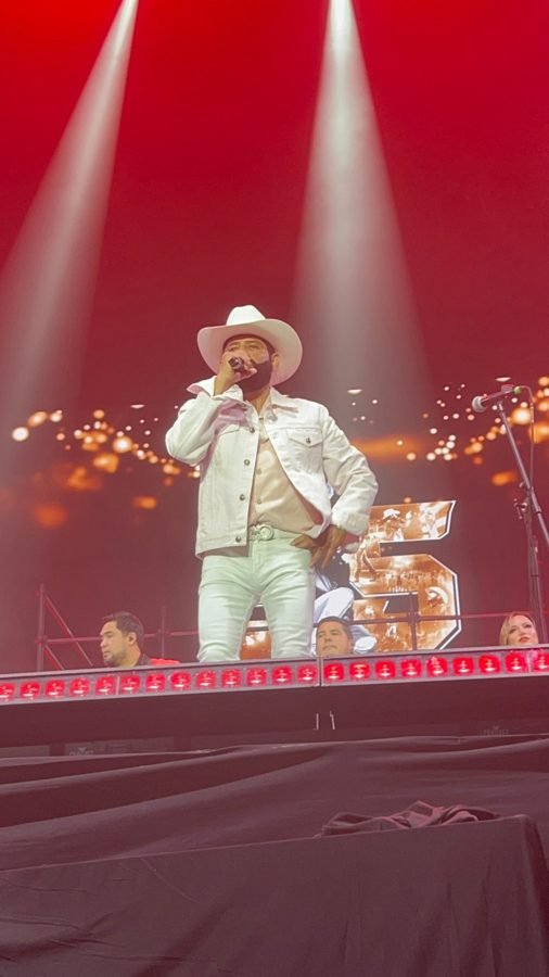 Pancho Barraza canta bajo haces de luz con trombones a su lado