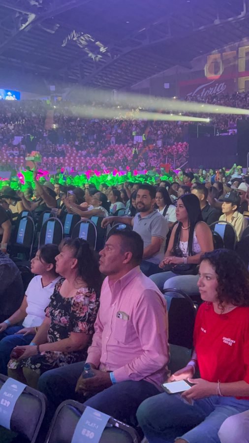 Público en la pista del Foro mirando el escenario con las gradas llenas detrás