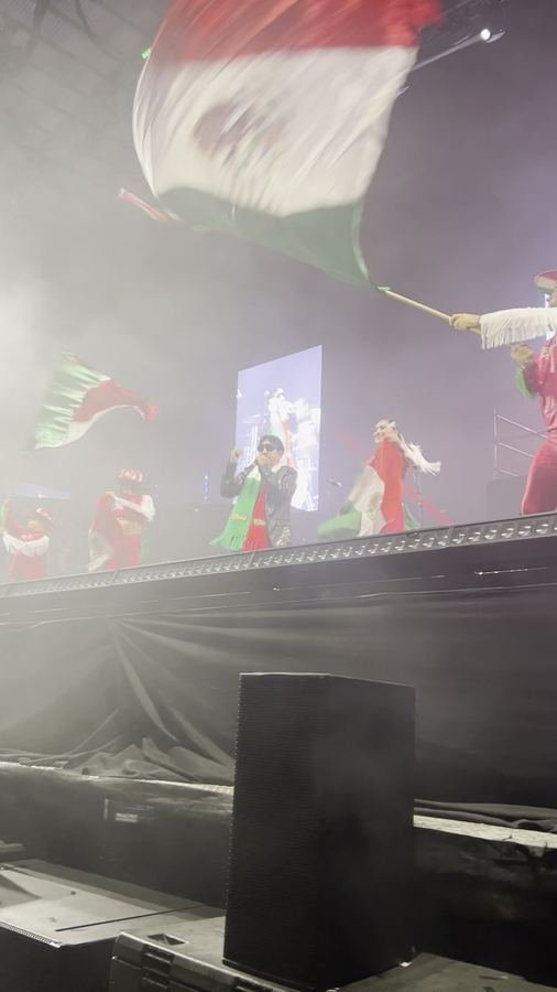 Un charro ondea una bandera de México en el escenario de Germán Román