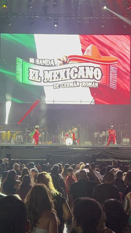 La pantalla con la bandera de México y el letrero Mi Banda El Mexicano de Germán Román sobre el escenario