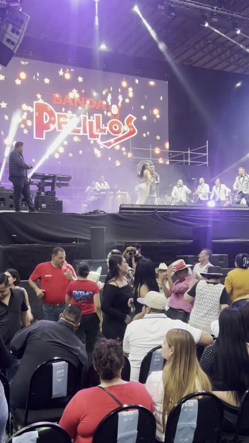 La pantalla con un 39 dorado entre destellos y la banda en el escenario