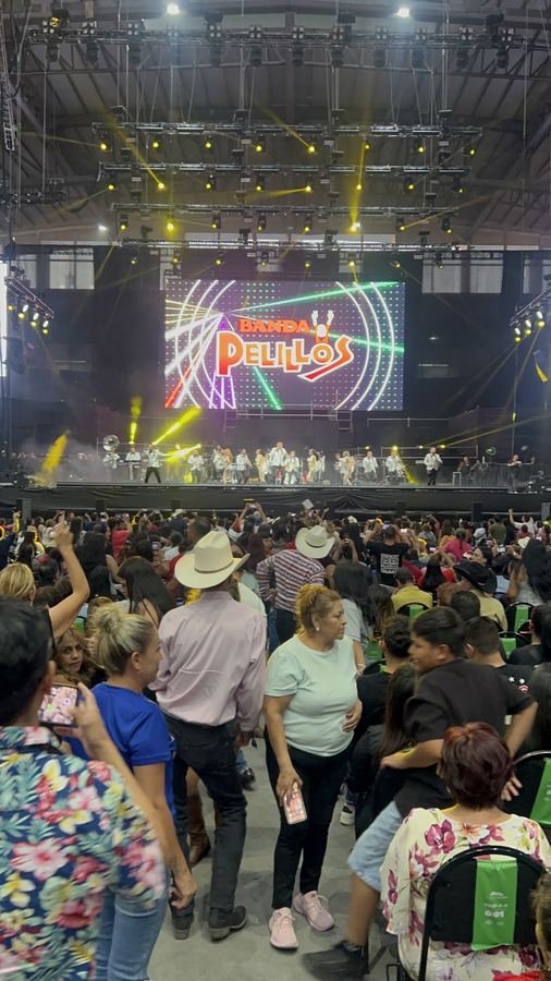 Gente bailando en la pista frente al escenario de Banda Pelillos