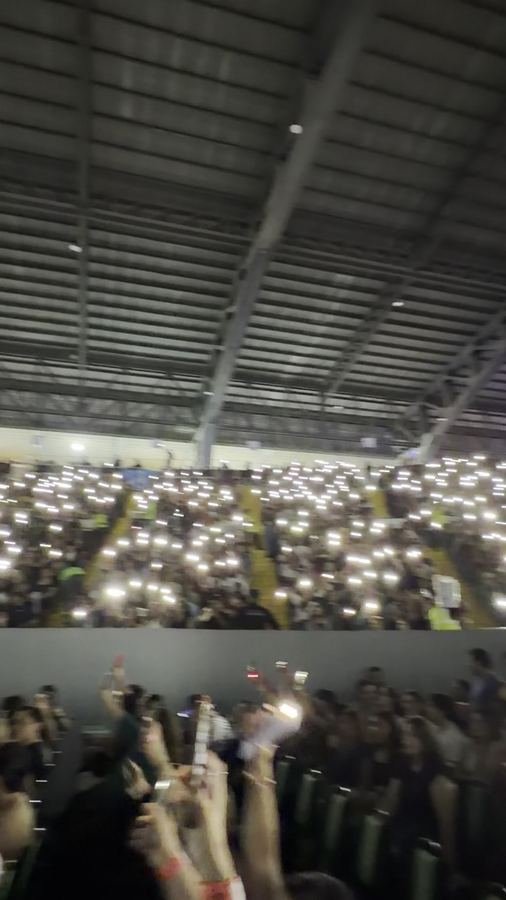 Las gradas del Auditorio llenas de luces de celular