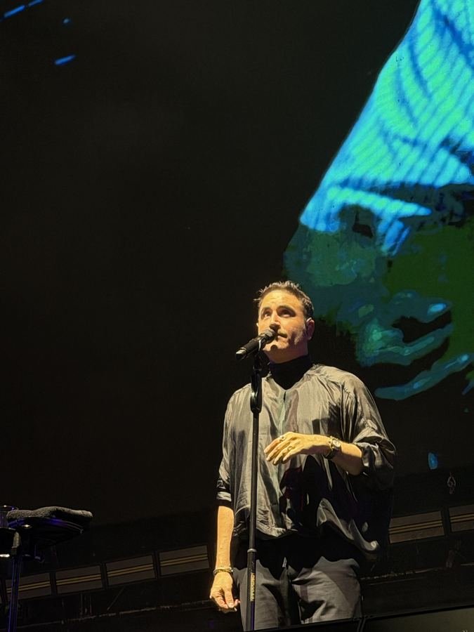 Jesús Navarro canta con la mano abierta frente al micrófono