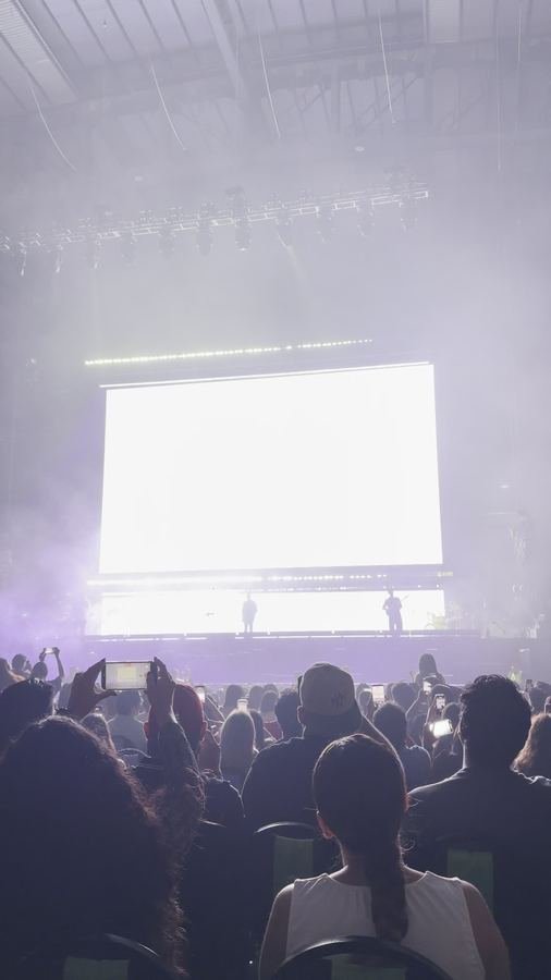 La palabra REIK en la pantalla blanca sobre el escenario entre el humo