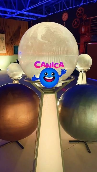 Una canica de luz con la cara de la Canica Azul sobre un pedestal blanco