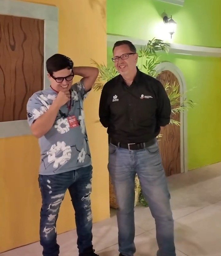 Héctor Orozco y Pepe Martín en el pueblito de fachadas de colores