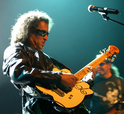 Álex Lora, voz y guitarra de El Tri