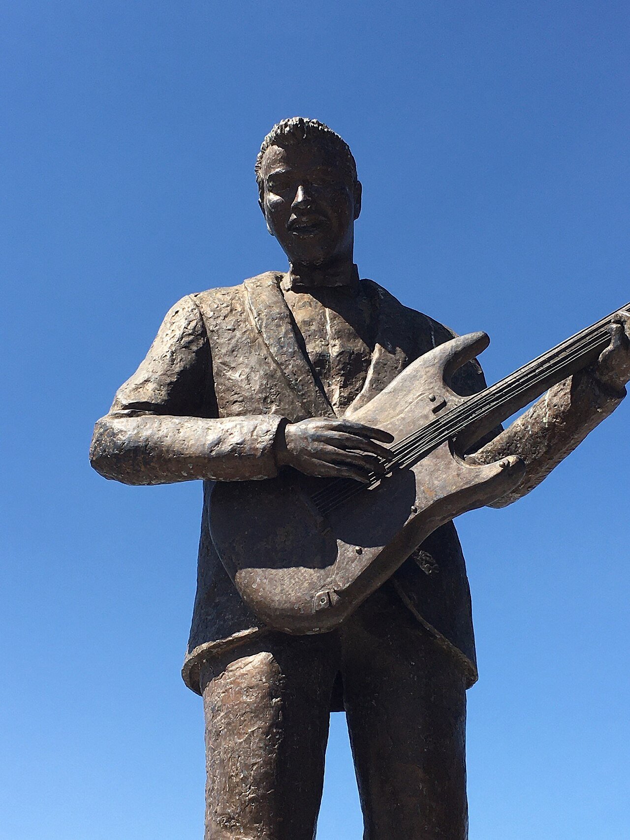 Estatua de Mike Laure en el malecón de Chapala, Jalisco