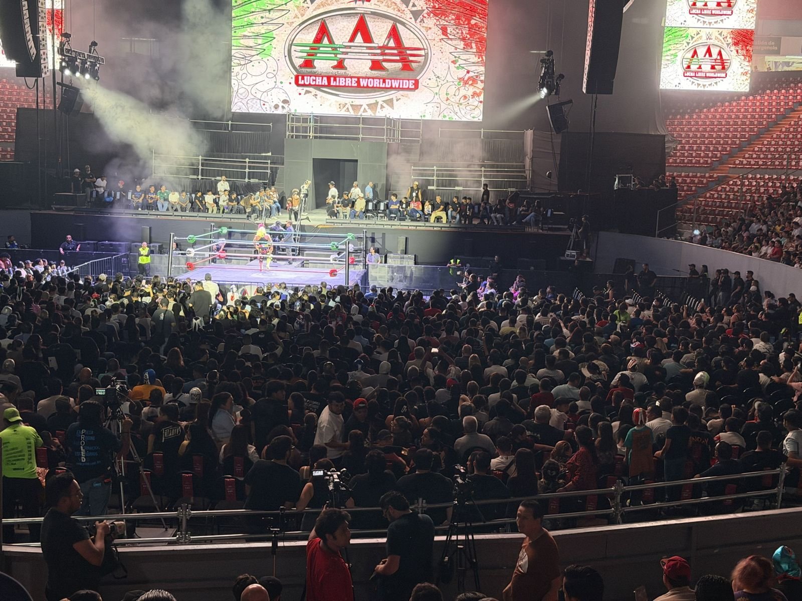 Arena llena en la Lucha Libre AAA de las Fiestas de Octubre 2026
