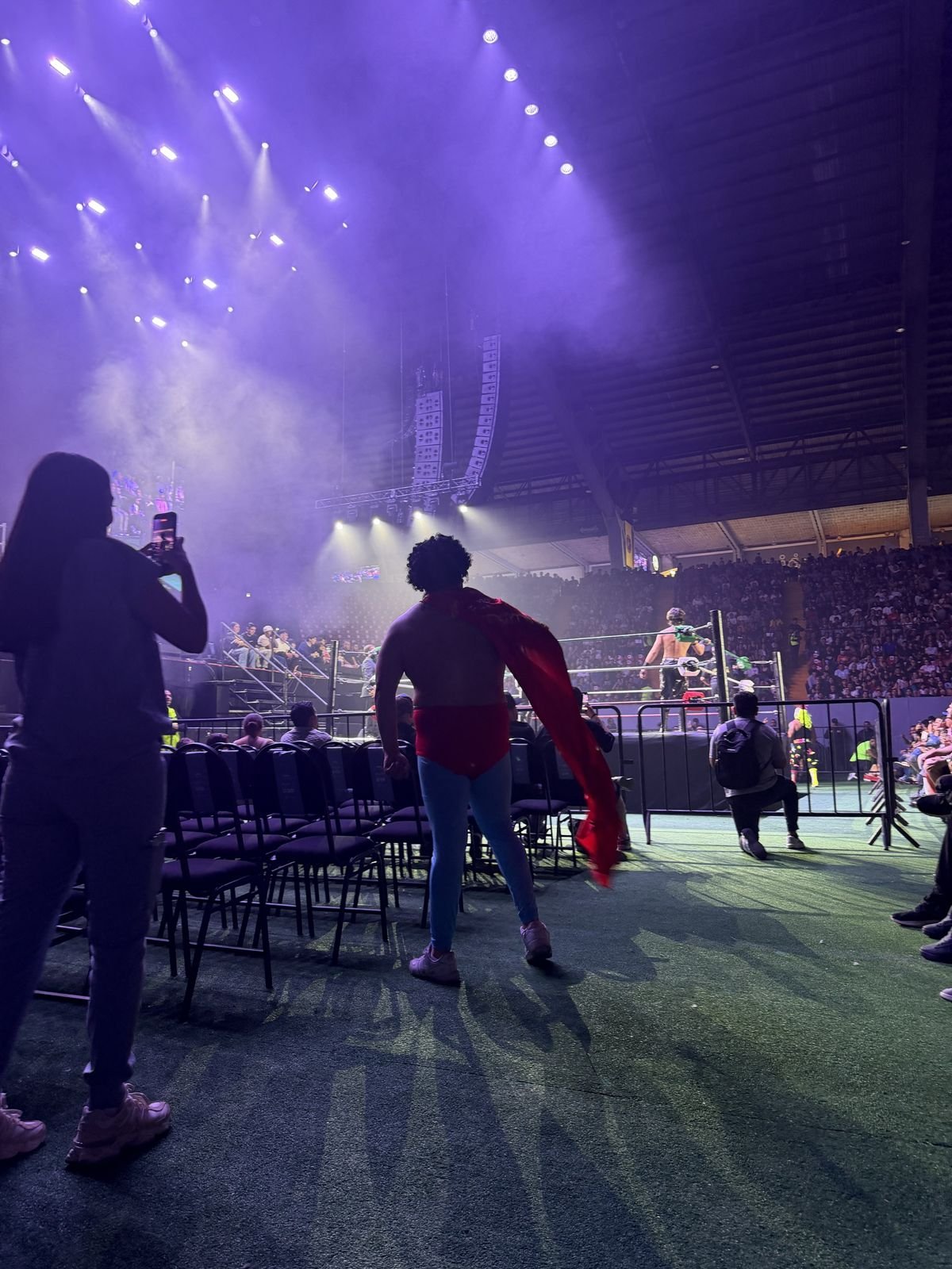 Ring de la Lucha Libre AAA con luces moradas