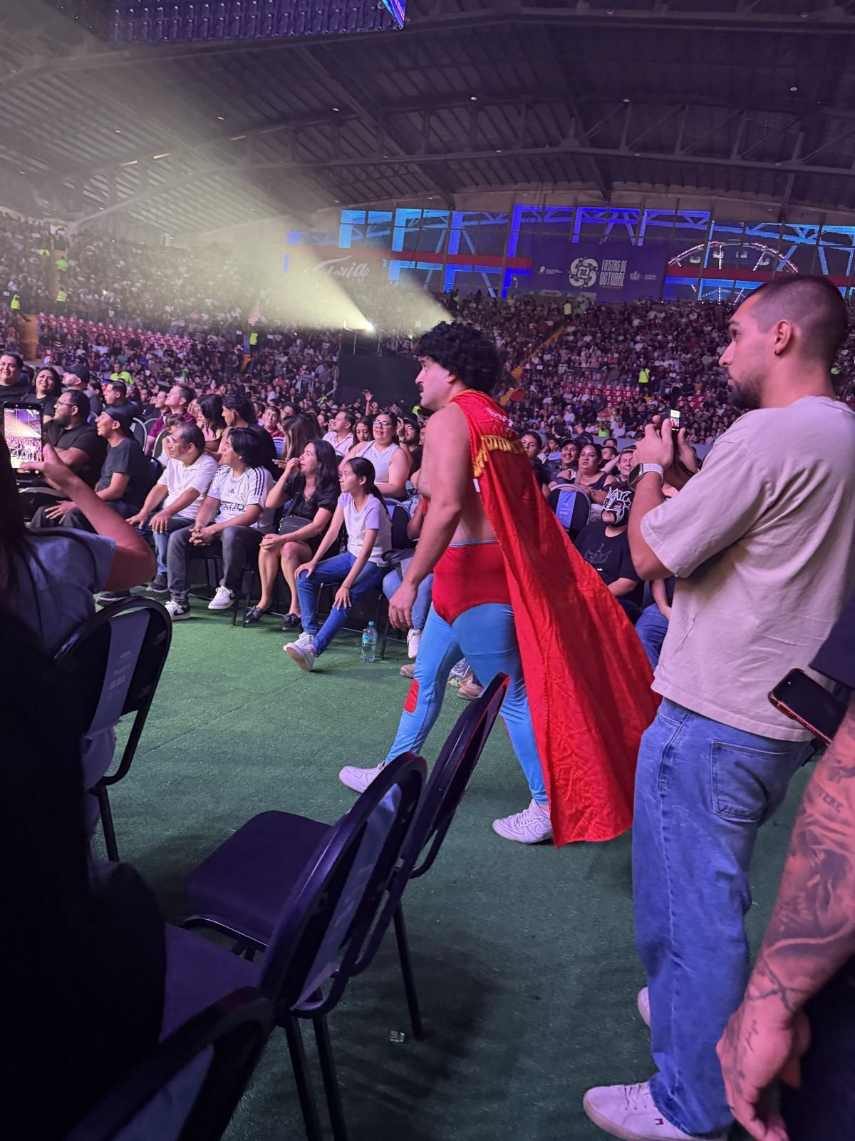 Familias en las primeras filas de la Lucha Libre AAA