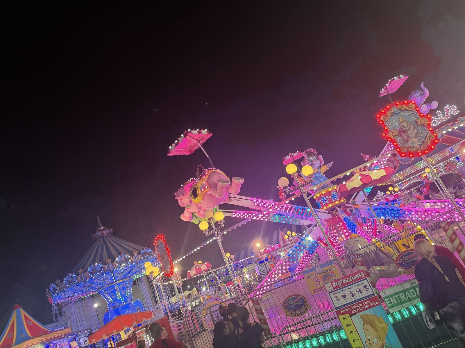 Juegos mecánicos iluminados de noche