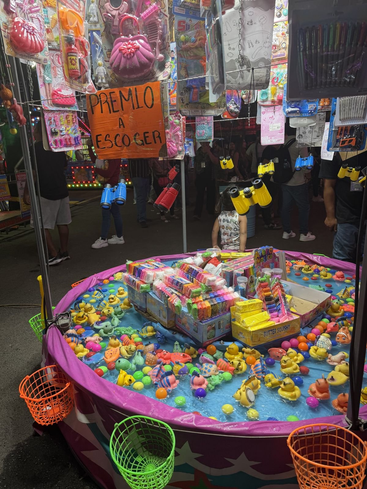 Puesto de pesca de patitos en la feria
