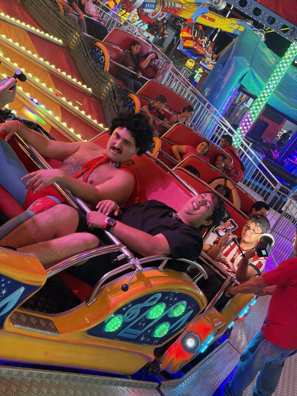 Visitantes en el juego mecánico de música