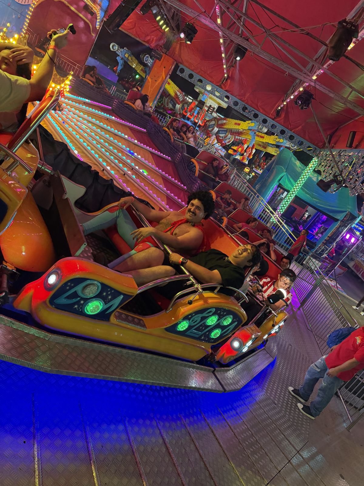 Juego mecánico con visitantes de las Fiestas de Octubre