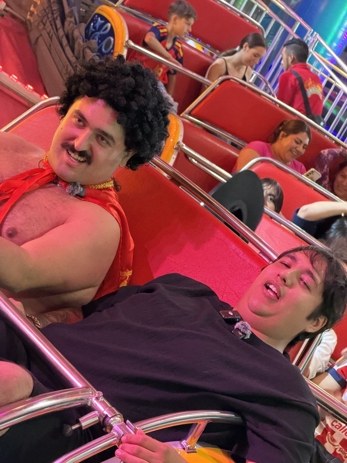 Visitantes riendo en un juego mecánico
