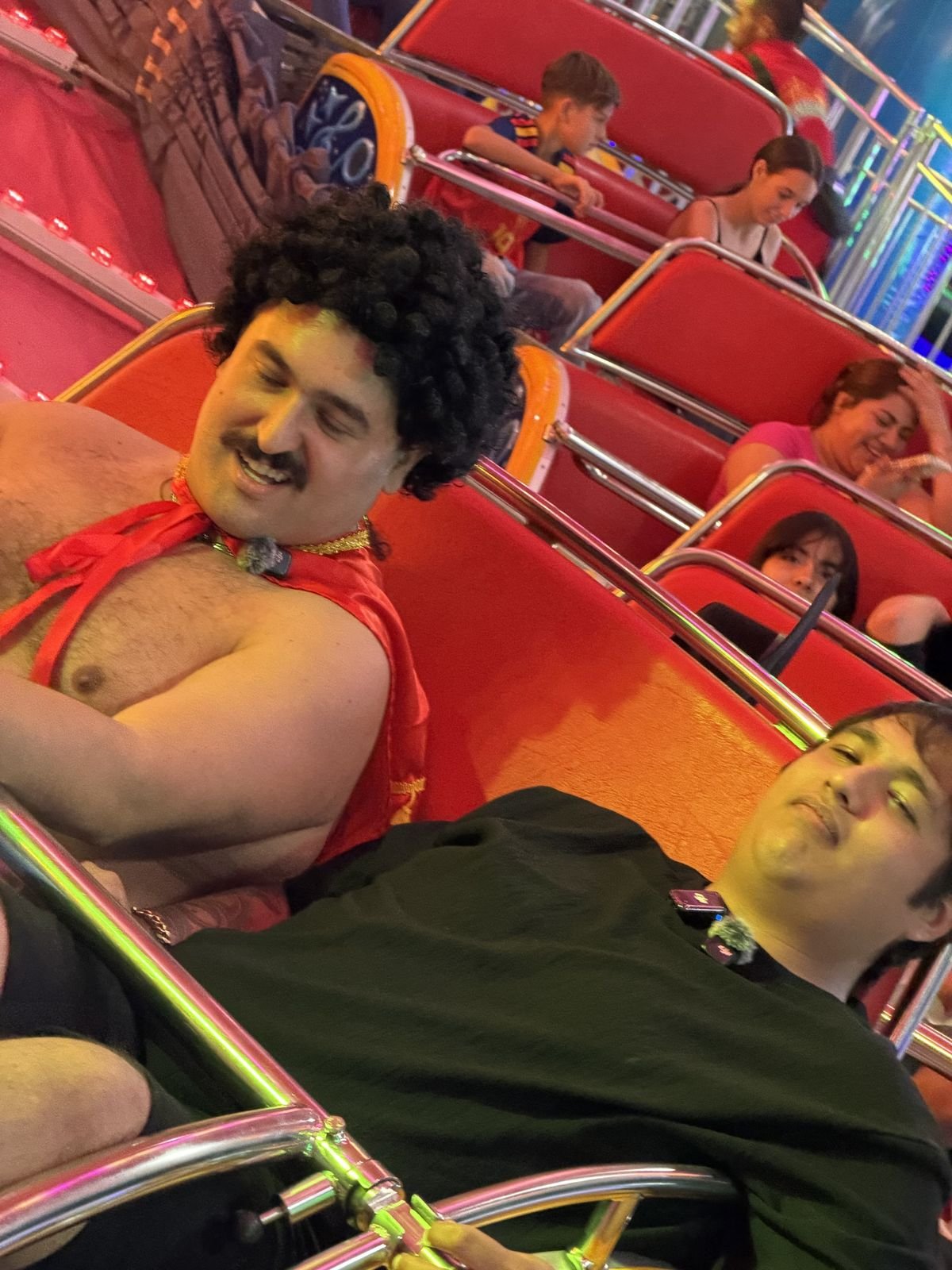 Visitante en un juego mecánico de la feria
