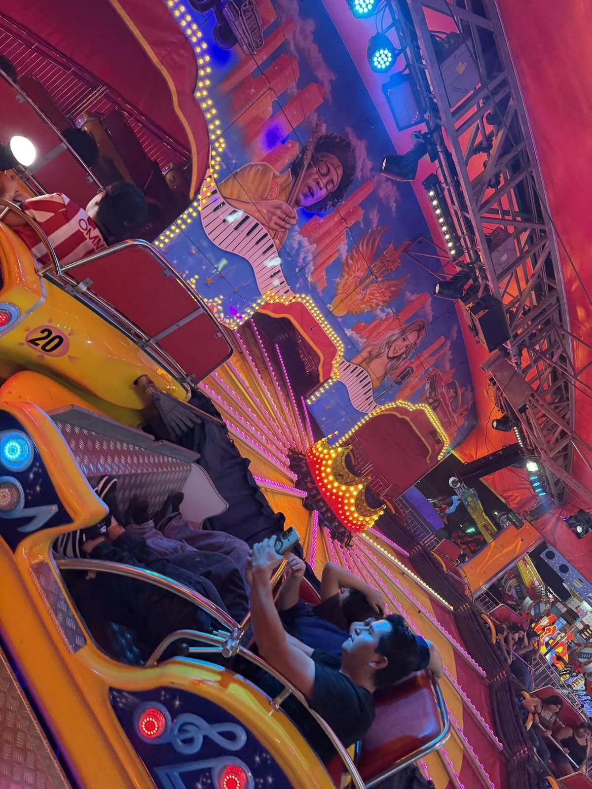 Juego mecánico bajo la carpa con luces