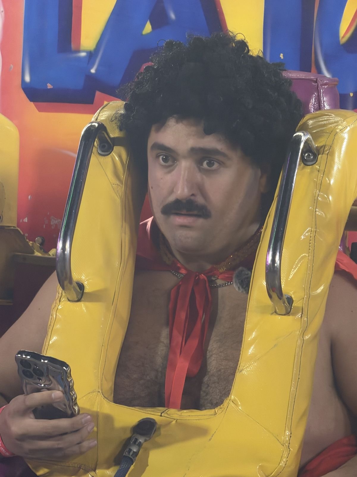 Visitante asegurado en un juego extremo
