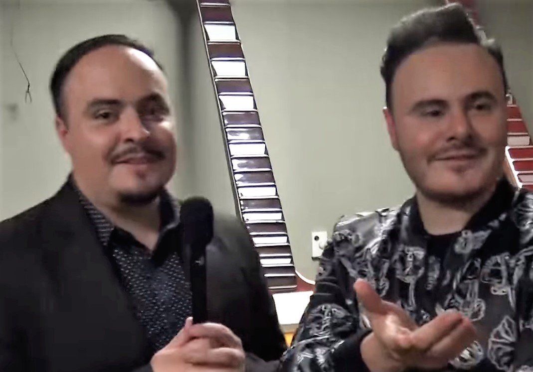 José Luis y Raúl Roma sonríen a la cámara durante una entrevista; uno de ellos sostiene un micrófono. Foto de archivo de 2017, no es del concierto de Guadalajara